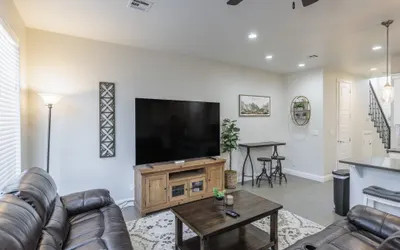 Sunny Ledgeview Retreat