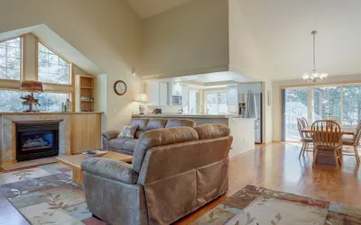 Pet-Friendly 13 Ollalie Home features Double Car Garage