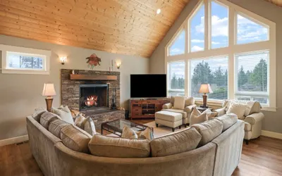 Spacious Five Peaks Home with Soaking Tub and BBQ