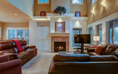 Big Pine Home with Hot Tub Close to Deschutes River Trail