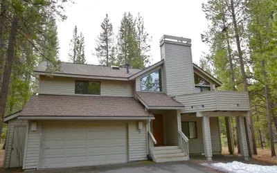 2 Quail Home Private Hot Tub, Steps from SHARC and short walk to the Sunriver Village