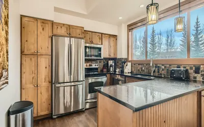 Spacious 2-level Ski Hill 8 Condo Walk to Gondola