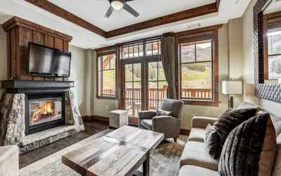 Luxury 4 Bedroom Steps from Skiing and Winter Activities