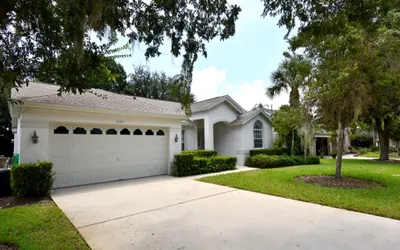 Beautiful Family Home near Disney! Completely Renovated!! Private Pool & Jacuzzi!