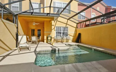 GATED RESORT COMMUNITY, FREE WIFI, SOUTH FACING, PRIVATE SCREENED POOL!!!