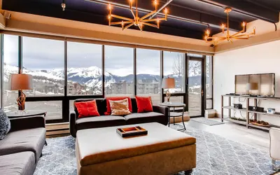 Uniquely Decorated Mountain Plaza Condo