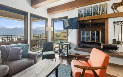 Spacious & Updated Plaza Condo - No Cleaning Fee!