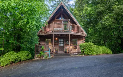 Bearfoot Landing - Rustic 2 Bedroom Cabin with Hot Tub