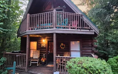 Bearfoot Landing - Rustic 2 Bedroom Cabin with Hot Tub