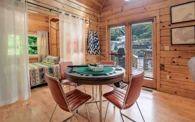 The Cub House - Rustic 2 Bedroom Cabin Near Great Smoky Arts & Crafts Community