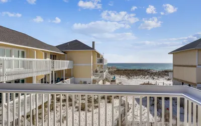 SPC 2136 - Upstairs 2 BR - Beachside - Sleeps 6