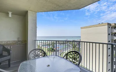 IR 516 Sunset Views to marvel at in this 2 BR on the beach side of Holiday Isle