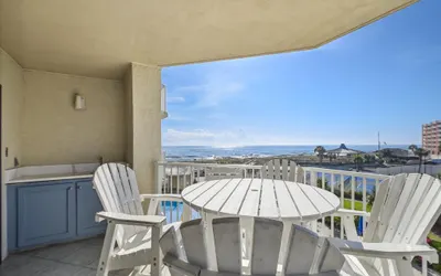 Spacious Gulf View Pet Friendly Condo with Balcony