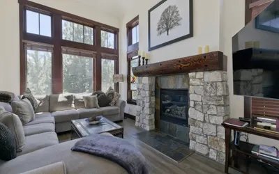 Juniper Crest 25 5-Star Townhome with Breathtaking Views, Ski Back Trail from Eagle Lodge