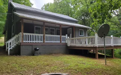 Cute Cottage Above the Creek