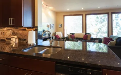 NEW Condo Downwider with Hot Tub, Minutes Away from The Columbia River Gorge