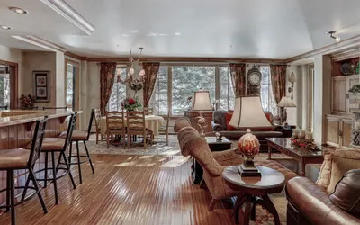 Gorgeous Corner 3Br- Ski in/out Access and 3 Decks!