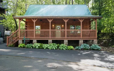 Black Bear Retreat - Large Rustic Cabin Perfect for Families!