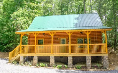 Black Bear Retreat - Large Rustic Cabin Perfect for Families!