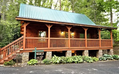Black Bear Retreat - Large Rustic Cabin Perfect for Families!