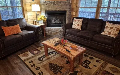 Black Bear Retreat - Large Rustic Cabin Perfect for Families!