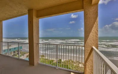 Spacious Oceanfront, Corner Condo, Walk to Flagler