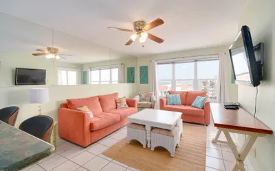 Relaxing Top Floor Corner 2BR Condo with Great View - 3 Minute Walk To The Beach!
