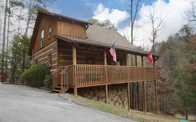 Moonlight Obsession Cabin with Pool Table and Private Hot Tub