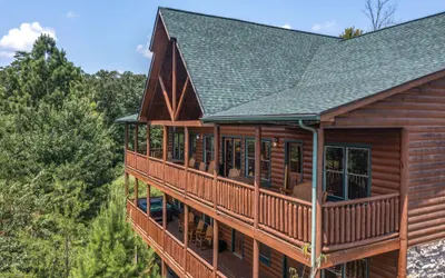 Dancing Bear Lodge Cabin with Private Hot Tub and Free WiFi