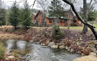 Parkland, Deluxe Log Cabin, a Hot Tub and a Lake!