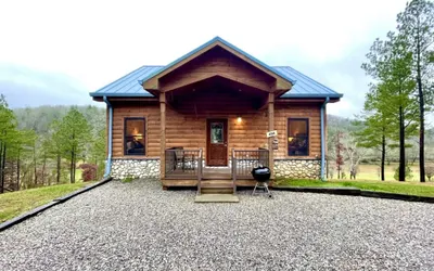 Charming, pet friendly cabin, perfect for fishing, family, hiking and R&R!