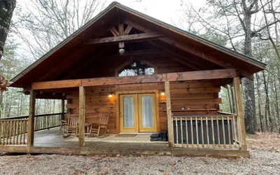 Laurel Wood - Hot Tub, King Bed, Dog Friendly!