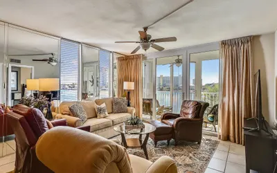 DP 202C Recently renovated 2 bedroom condo near Destin Harbor and amazing views.