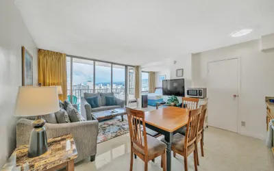 Standard Ocean View Condo - 35th floor views, Free parking & Wifi