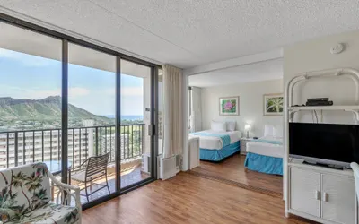 Deluxe Ocean and Diamond Head View Waikiki Condo, Free parking!