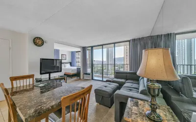 Excellent Diamond Head View Condo - Remodeled, Free Parking!