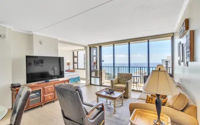 37th Floor Condo with Sweeping Ocean Views & Free parking!