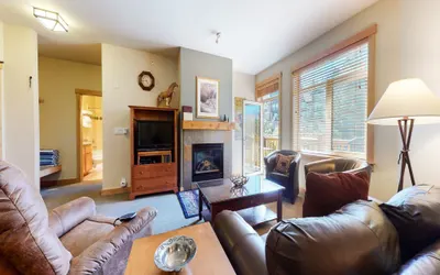 Sunstone 322 Spacious Condo At Sunstone Lodge with Great Complex Amenities, Ski-In Ski-Out