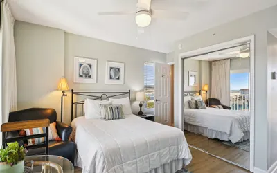 Seacrest 715A is an efficiency on the Gulf side of Okaloosa Island
