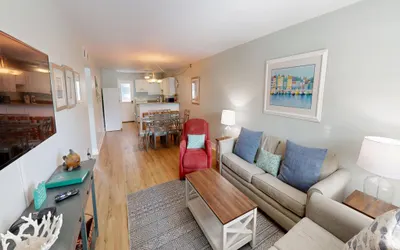 Ground Floor Pool Front Condo Sleeps 8 with easy beach access