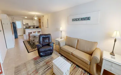 Steps to the Pool 1 Bedroom Sleeps 4