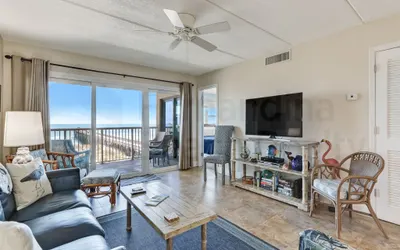 Upper unit Overlooking the Beautiful Outdoor Space and Pier