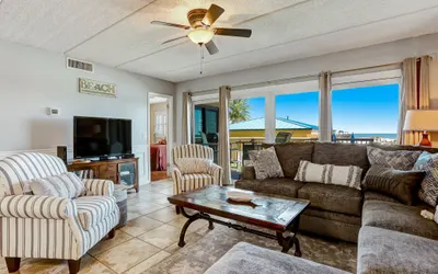 Enchanting Ground Unit Condo Few Steps Away from the Ocean Side