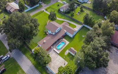 A Large Tropical Estate with 2 Acres of Space in Tampa Bay