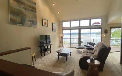 PNW MCM 155ft Private Waterfront Gem on Raft Island w/Hot Tub