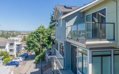 5 Min to Downtown Seattle! 3BR & 2BA Cozy Townhome