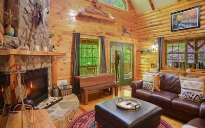 Tree Top Lodge Gorgeous Lake Cabin with Kayaks Hot Tub & Magnificent Views of Forests and Mountains