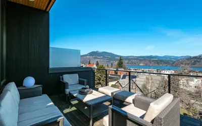 FOUR Condo with Columbia River Gorge View and Hot Tub