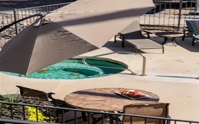 1 bedroom apartment with hot tub!