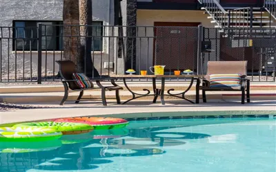 1 bedroom apartment with hot tub!